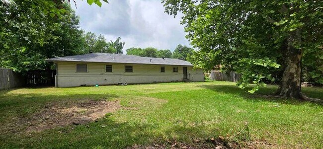 Building Photo - Tour Today! 3 Bedroom 2 Bath Single Family Home in Longview!