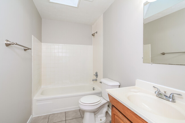 Building Photo - 2764 Quaker Ct