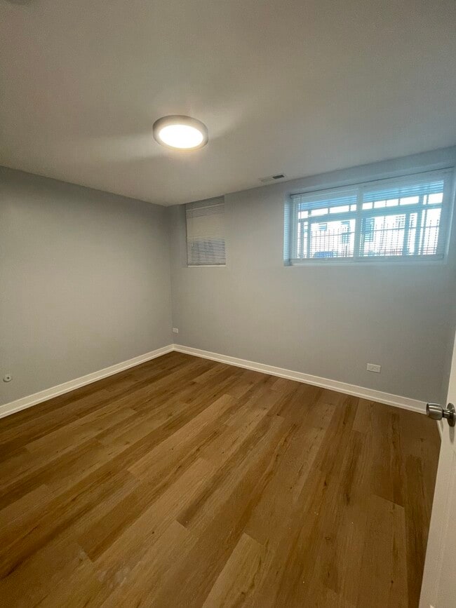 Building Photo - 1024 W Ainslie St