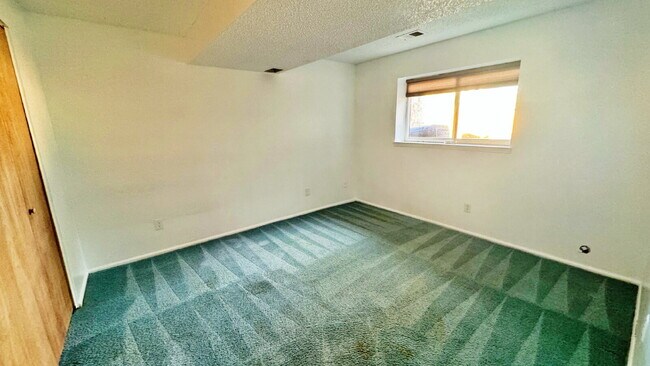 Building Photo - Large Deck & Fenced Backyard in this Lovely 3 Bed 2 Bath 2 Garage Home in Stone Ridge Park!!