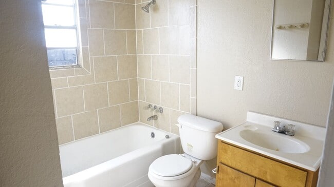 Building Photo - 912-912 Williamson Dr