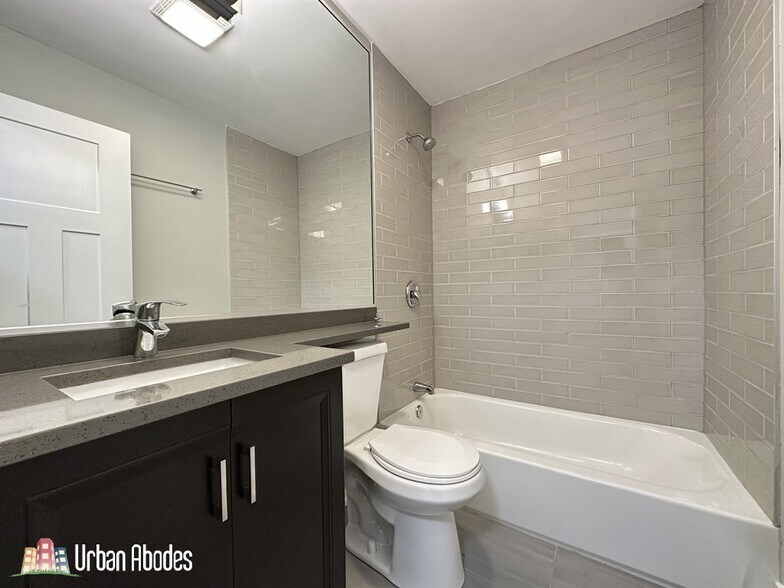 Building Photo - 528 W Surf St