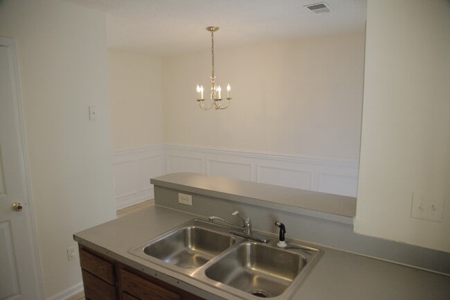 Building Photo - Cozzy townhome ready for you!