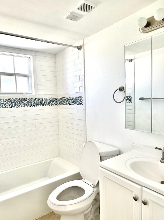 Building Photo - 1566 SE Royal Green Cir