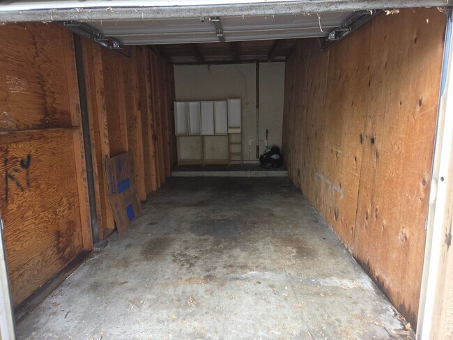 Building Photo - Spacious 2 Bedroom 2 Bath Upstairs Condominium