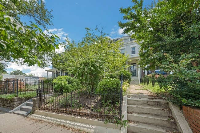 Building Photo - 723 K St NE