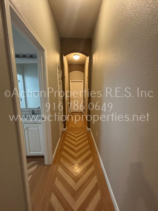 Building Photo - Single Story, Possible In-law or Great Hom...