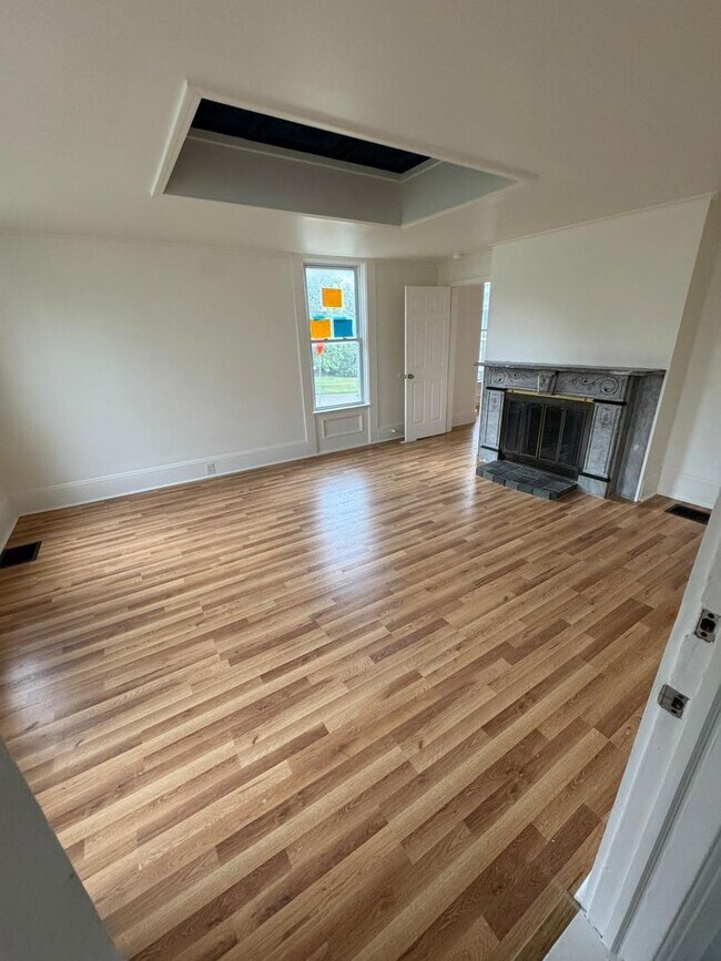 Building Photo - West 2nd Street Duplex