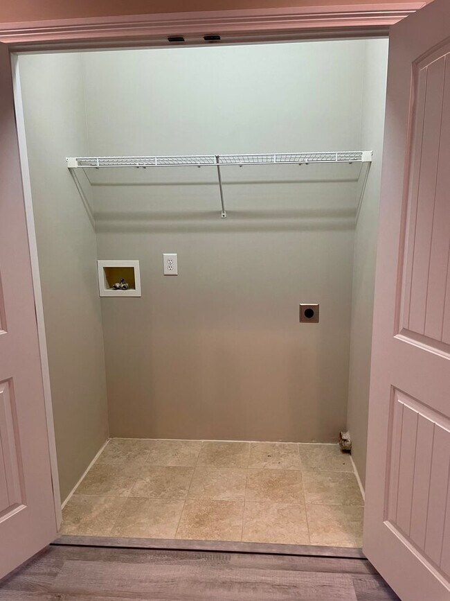 Building Photo - Lakeside Living in Loudon