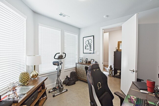 Building Photo - Dallas Gated Corner Townhome