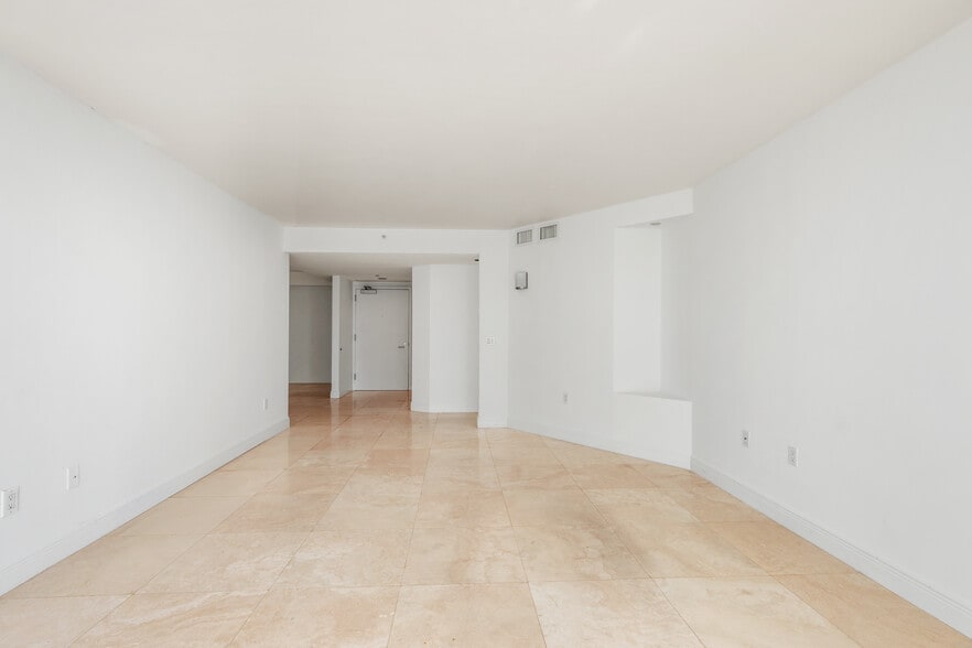 Building Photo - 16400 Collins Ave