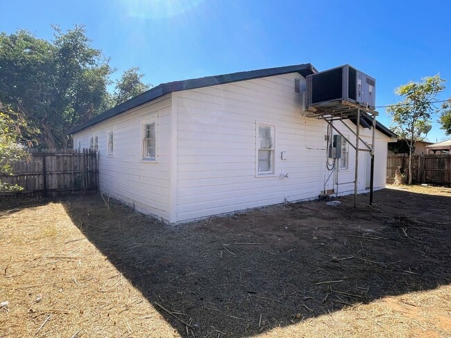 Building Photo - Modern Comfort Meets Classic Charm – Fresh-Renovated 3-Bed Home in Lamesa