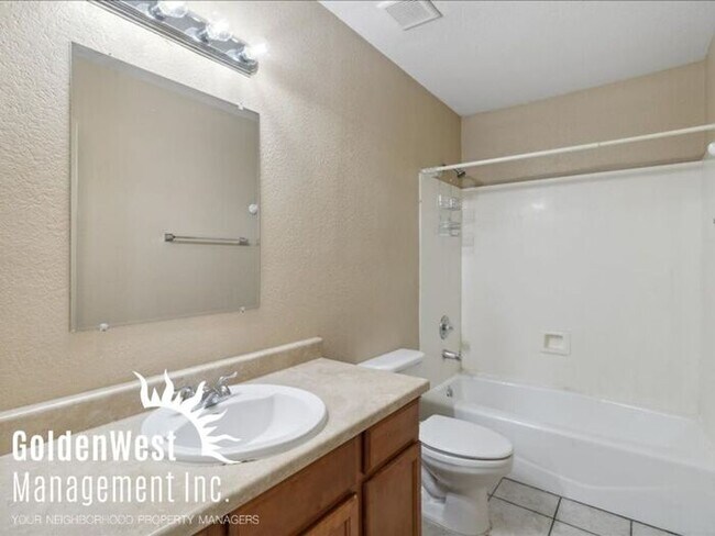 Building Photo - Spacious 4Bdm 2Ba Downtown Duplex