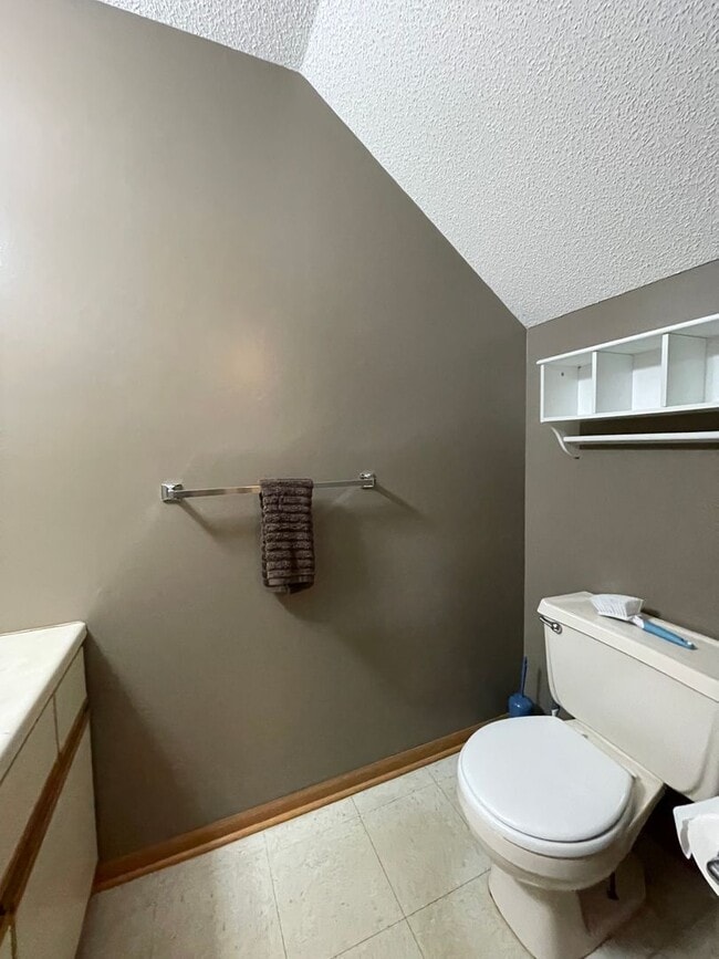 Building Photo - Great Townhome! Close to Campus!