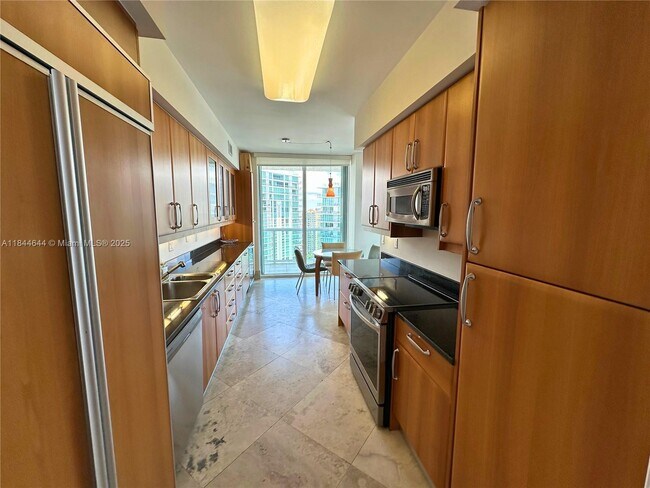 Building Photo - 16500 Collins Ave