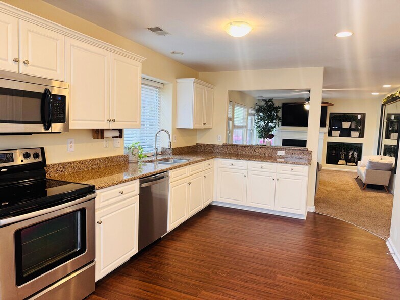 Building Photo - 5545 Bulls Bay Dr