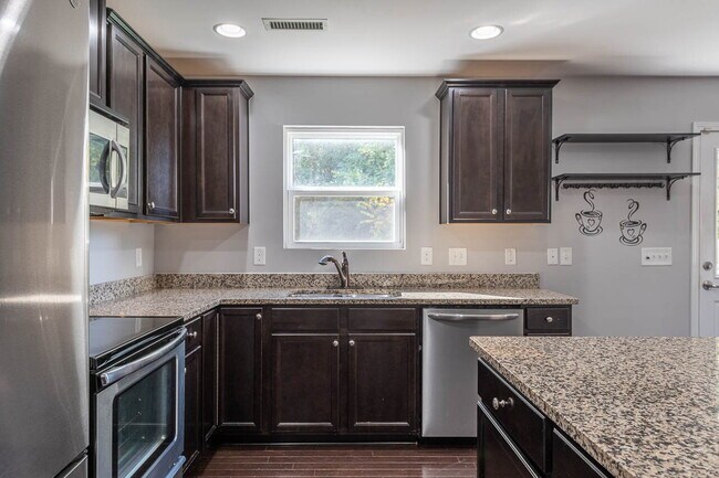 Building Photo - Experience modern comfort in this spacious 4+ bedroom home
