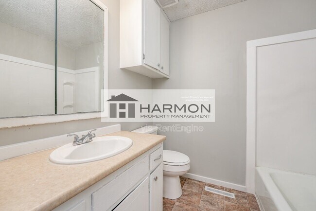 Building Photo - 3153 S Pinecrest Ave