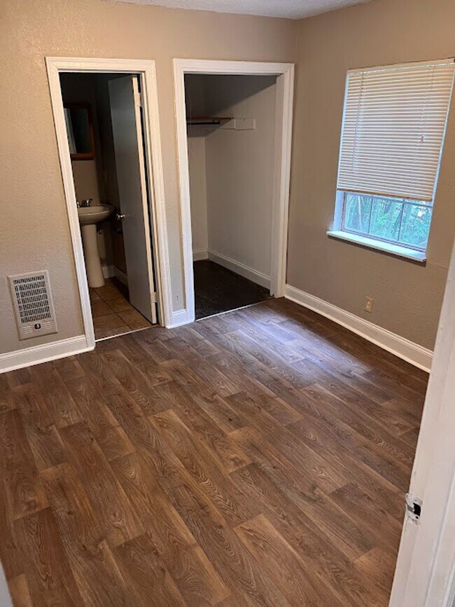 Building Photo - Home minutes away from the interstate and ...