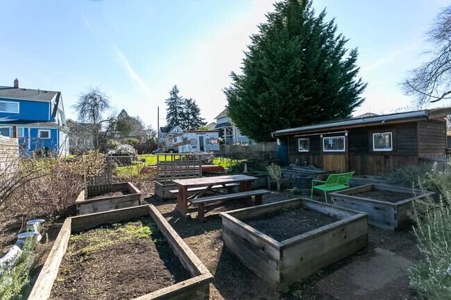 Garden - 718 NE Dekum St