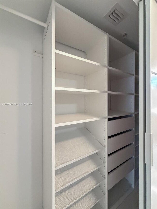 Building Photo - 1800 N Bayshore Dr