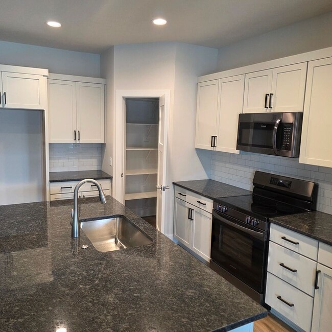 Building Photo - Garden View Zero Entry!! PHOTOS COMING SOON!