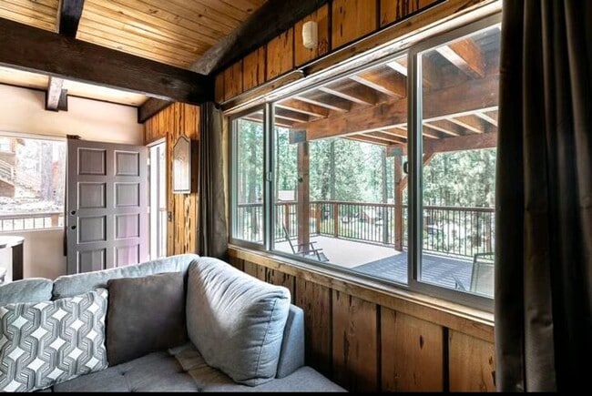Building Photo - Serene Lakeview Cabin