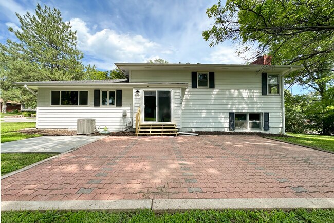 Building Photo - 922 N 122nd St