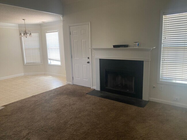 Building Photo - Two Story home in Hampton