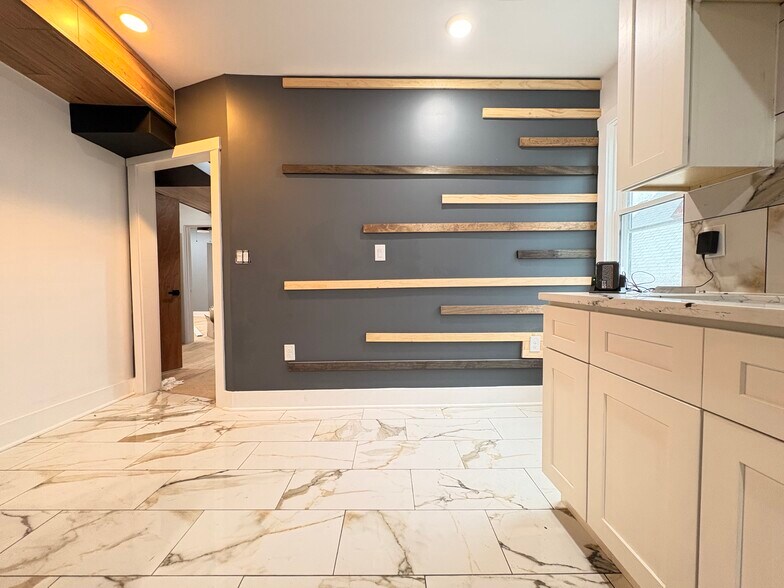 Building Photo - 5842 Hobart St