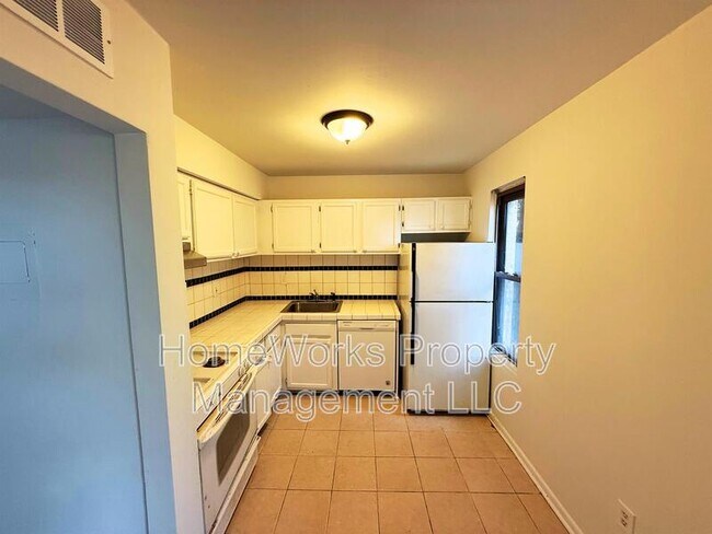 Building Photo - 9633 White Acre Rd