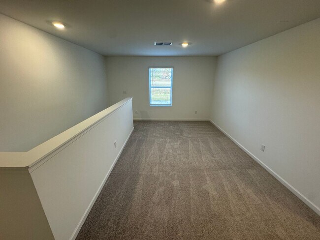 Building Photo - New 5 Bed 3 Bath Home in New Loganville Community!