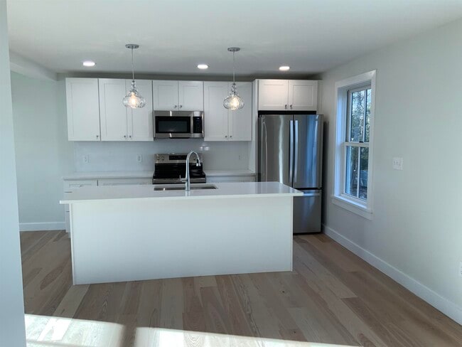 Building Photo - 8 Clifford St