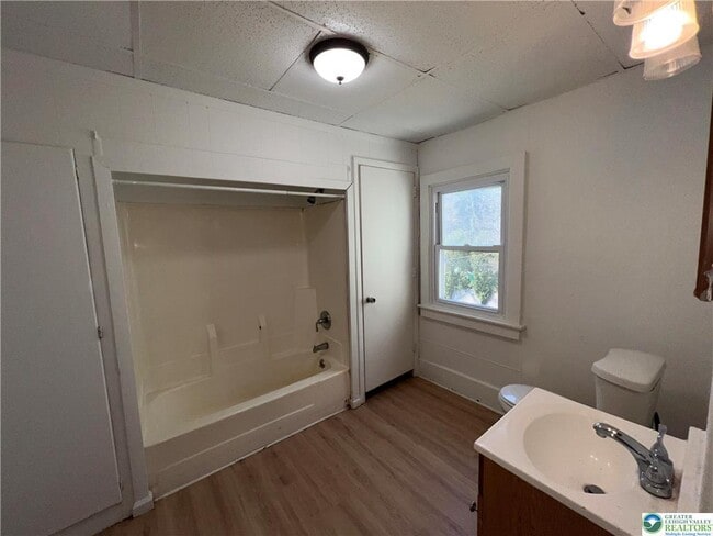 Building Photo - 313 Main St