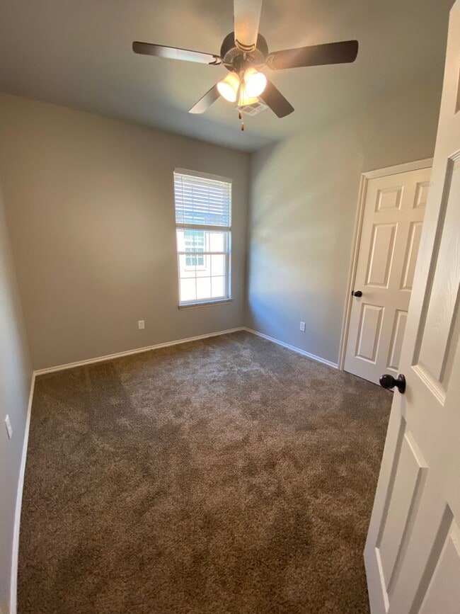 Building Photo - 3 bedroom and 2 bathroom duplex in El Reno!