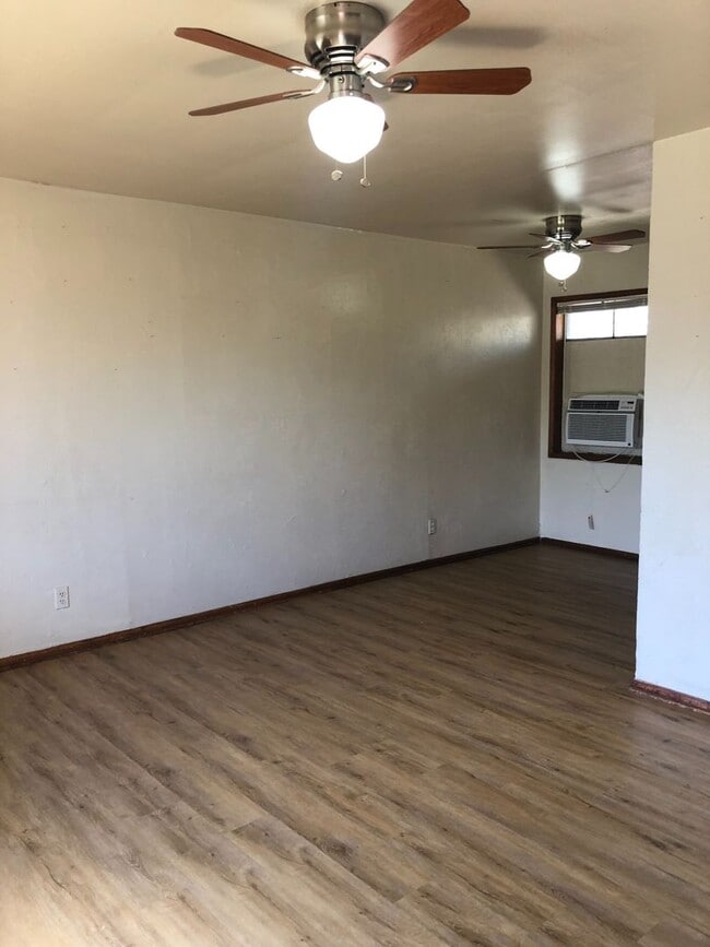 Building Photo - FIRST MONTH SPECIAL!! First month $500! Pa...