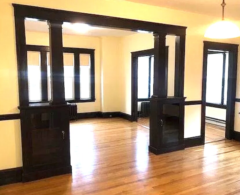 Building Photo - 996 Pleasant St