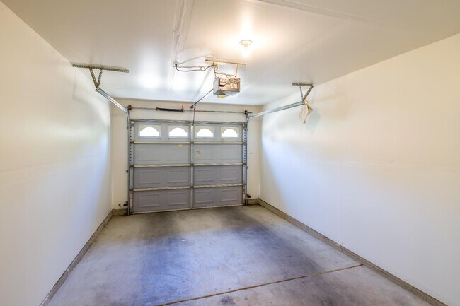Building Photo - 1542 E Alluvial Ave