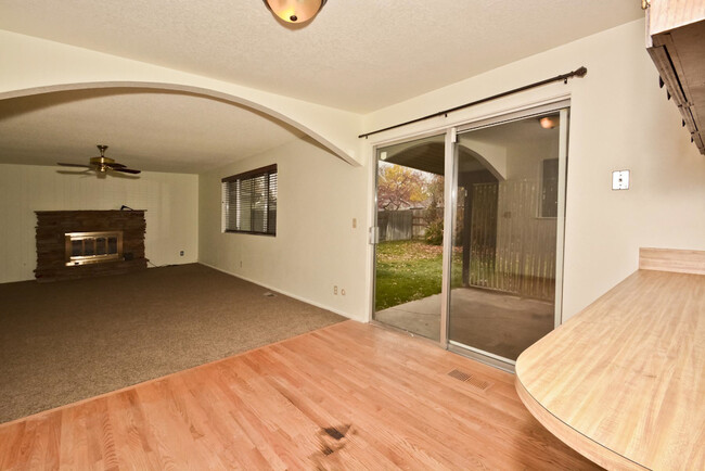 Building Photo - 3 Bedroom 2 Bathroom home in SW Boise