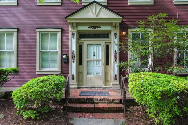 Building Photo - Greendale