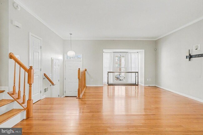 Primary Photo - 107 Monet Cir