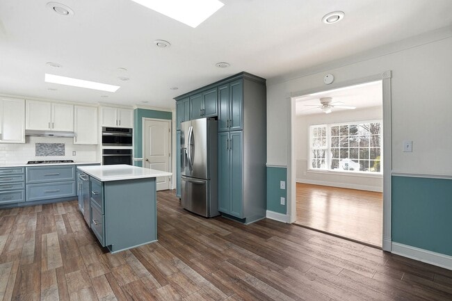 Building Photo - LIVE IN THE HEART OF RALEIGH-BEAUTIFUL AND FUNCTIONAL HOME AWAITS YOU!