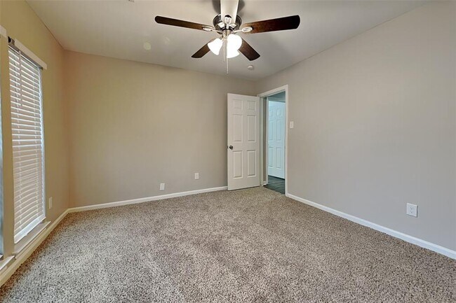 Building Photo - 1315 Forest Hollow Dr