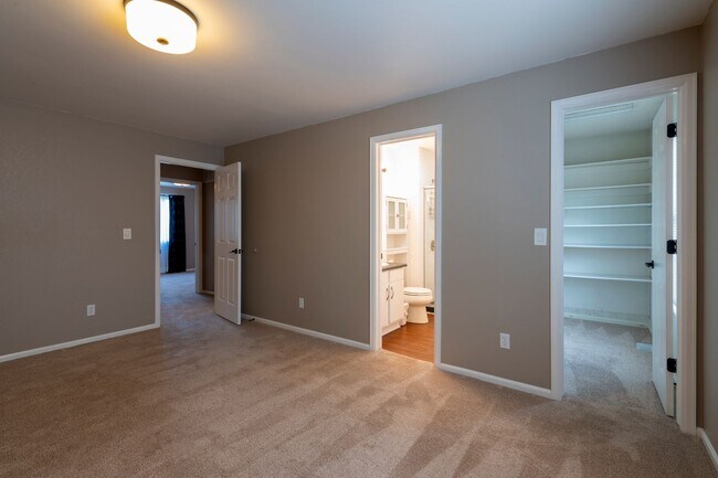 Building Photo - Wonderful 4-bed, 3-bath home adjacent to walking paths and parks