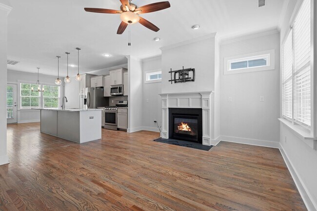 Building Photo - Beautifully Updated 3 Bedroom, 2.5 Bathroo...