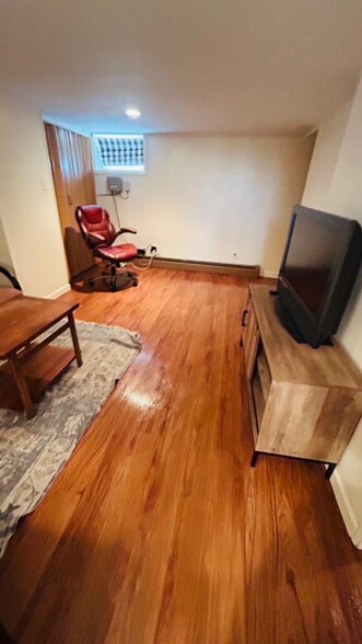 Building Photo - 817 Drummond Ave