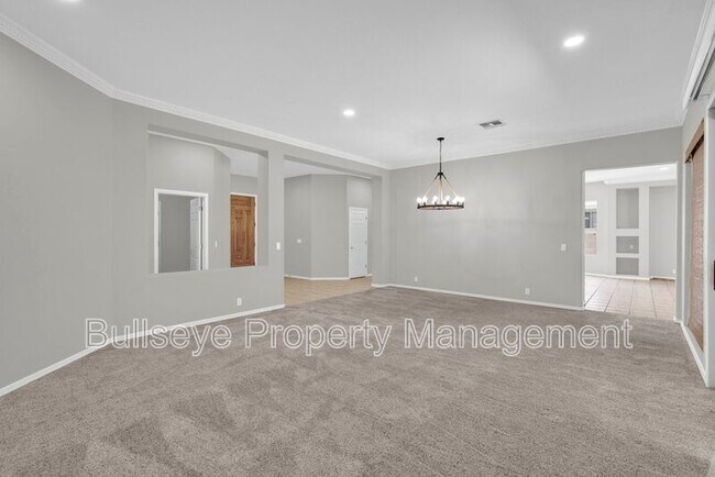 Building Photo - 1550 N Robin Ln