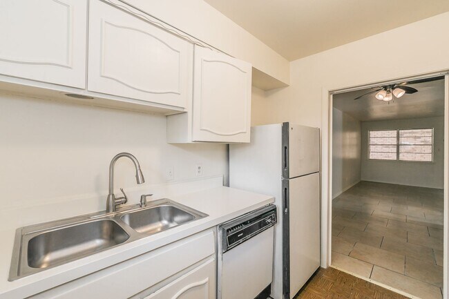 Building Photo - Charming Downstairs Apartment in the Heart of the Cultural District!