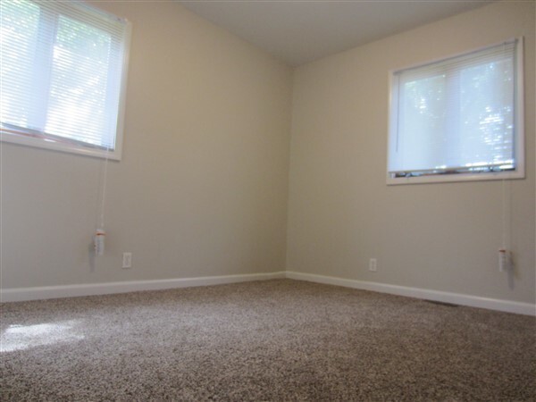 Building Photo - Well-Maintained 3-Bedroom Beauty!