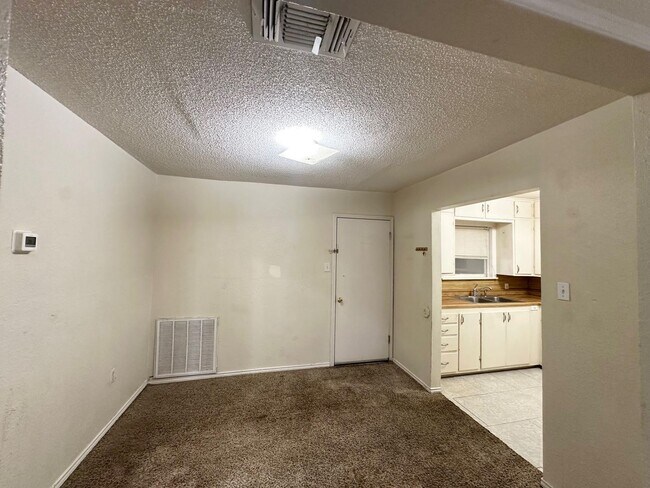 Building Photo - 3 Bedroom 2 Bathroom Ready to Rent!